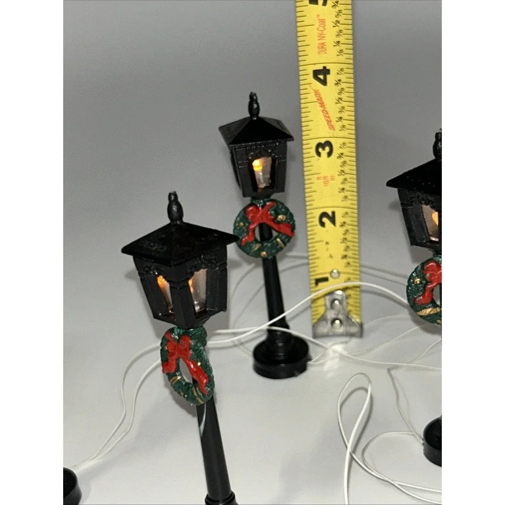 Vintage 1991 Lemax Village Accessory 4 Street Lamp Posts W/Wreaths Light Up
